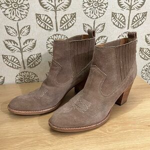 Dolce Vita Western Distressed Suede Leather Taupe Bootie size 8 used pre owned